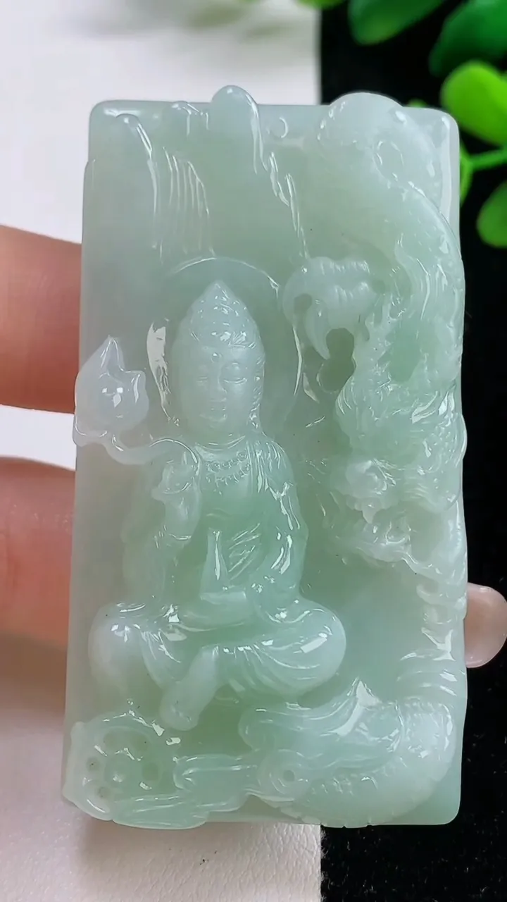 天然A货翡翠祥龙大势至观音菩萨吊坠，尺寸63-34.5-8.3，重量:42.16g
9月2日