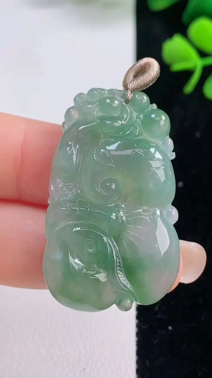 天然A货翡翠如意吊坠，尺寸37.2-23-4.2，重量:8.39g
9月2日