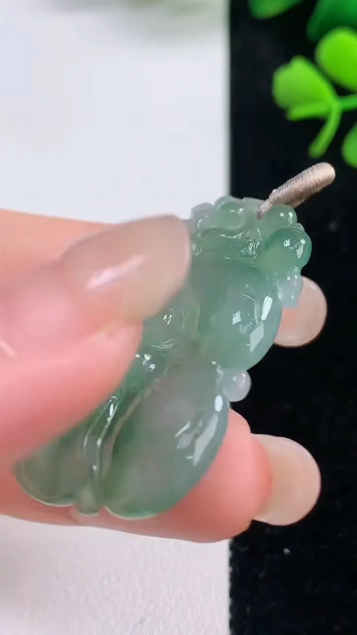 天然A货翡翠如意吊坠，尺寸37.2-23-4.2，重量:8.39g
9月2日
