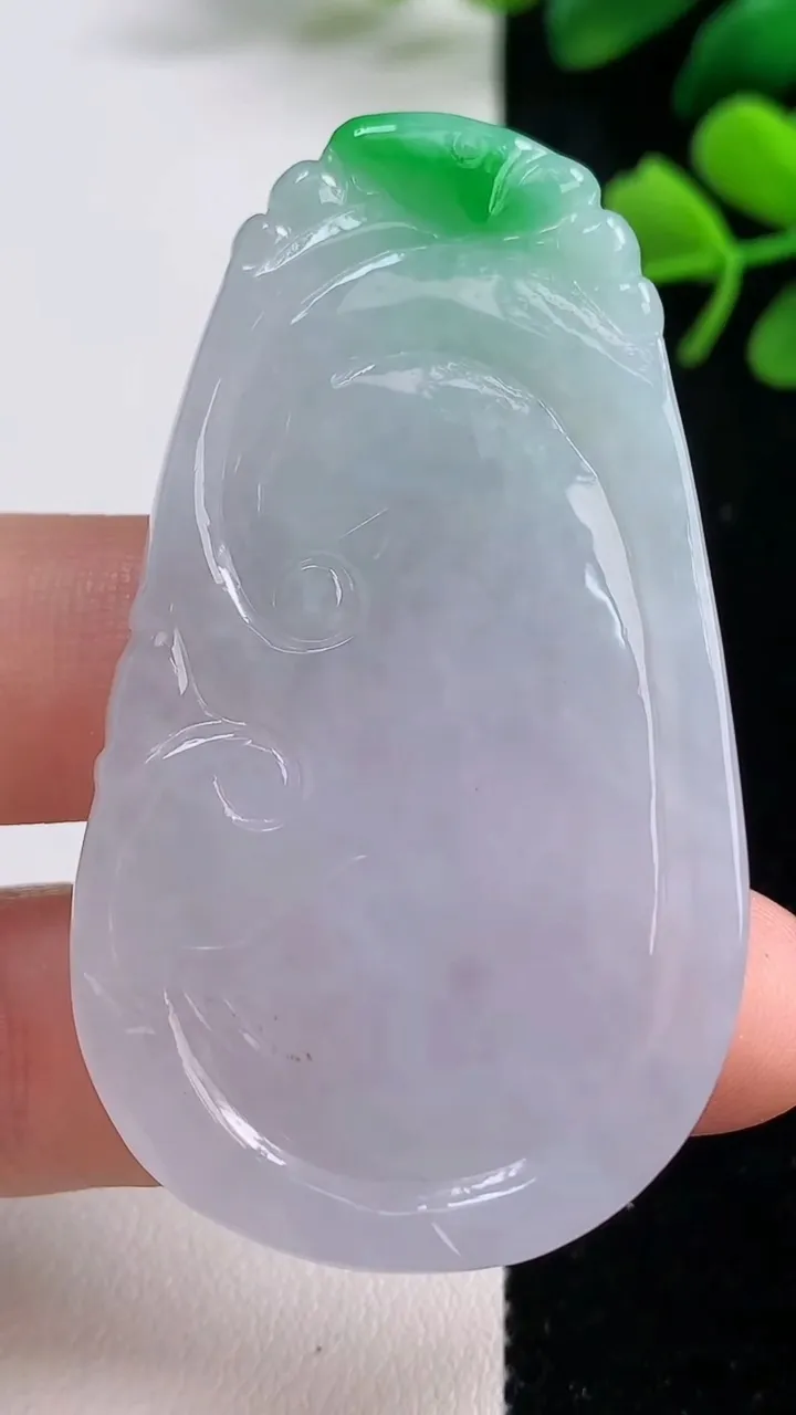 天然A货翡翠如意吊坠，尺寸56.3-31.6-5，重量:22.49g
9月2日