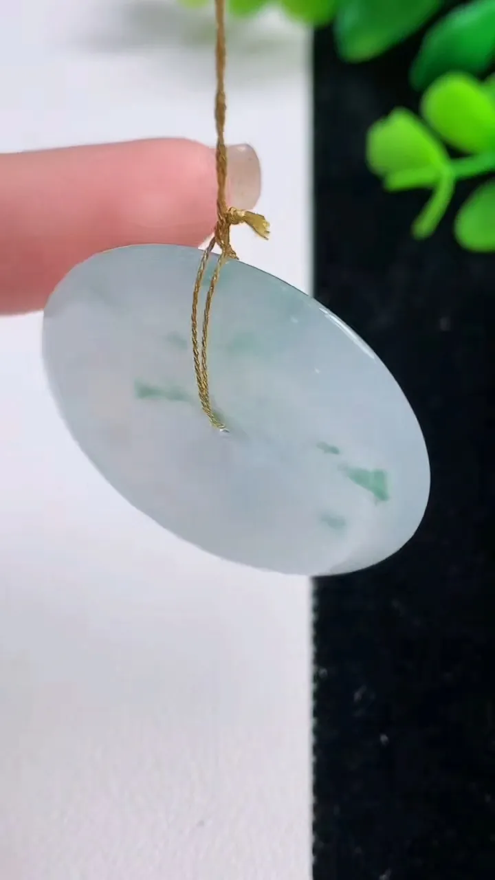 天然A货翡翠冰种飘花平安扣吊坠，尺寸33-5.6，重量:13.98g
9月2日
