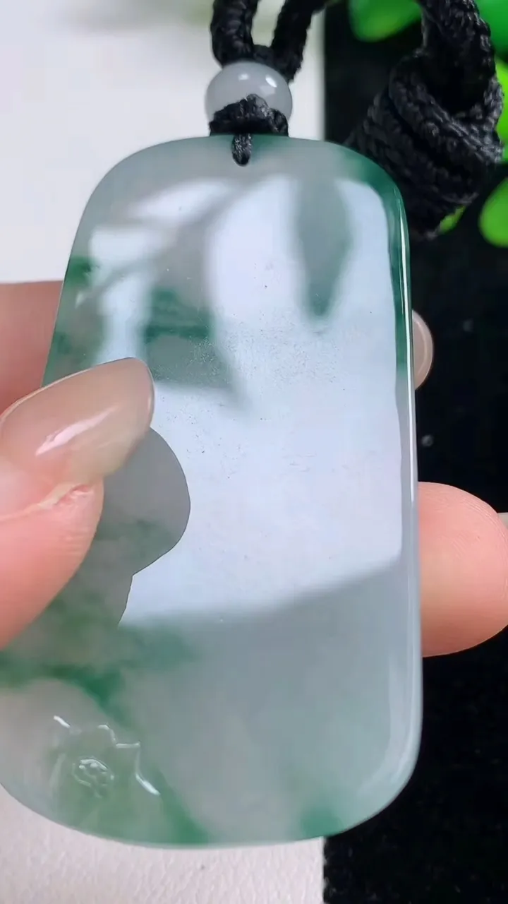 天然A货翡翠冰种飘花阿尼陀佛吊坠，尺寸60-29.3-5.3，重量:25.17g
9月2日