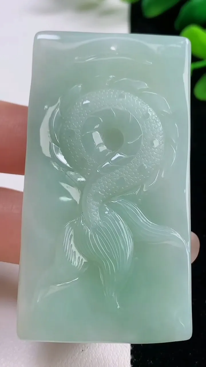 天然A货翡翠祥龙大势至观音菩萨吊坠，尺寸63-34.5-8.3，重量:42.16g
9月2日