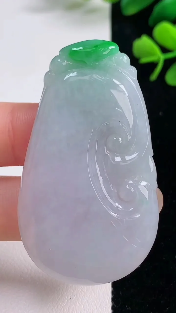天然A货翡翠如意吊坠，尺寸56.3-31.6-5，重量:22.49g
9月2日