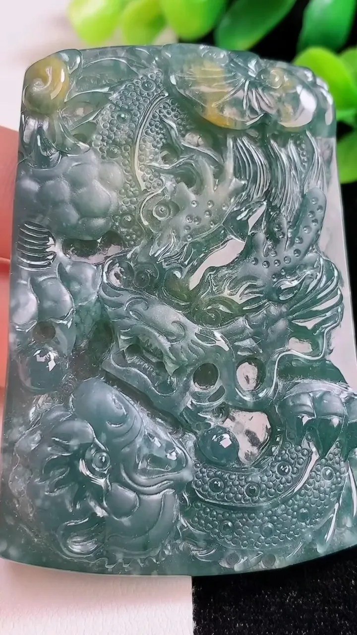 天然A货翡翠蓝水双彩龙牌吊坠，尺寸56-46-9，重:61.46g
9月3日