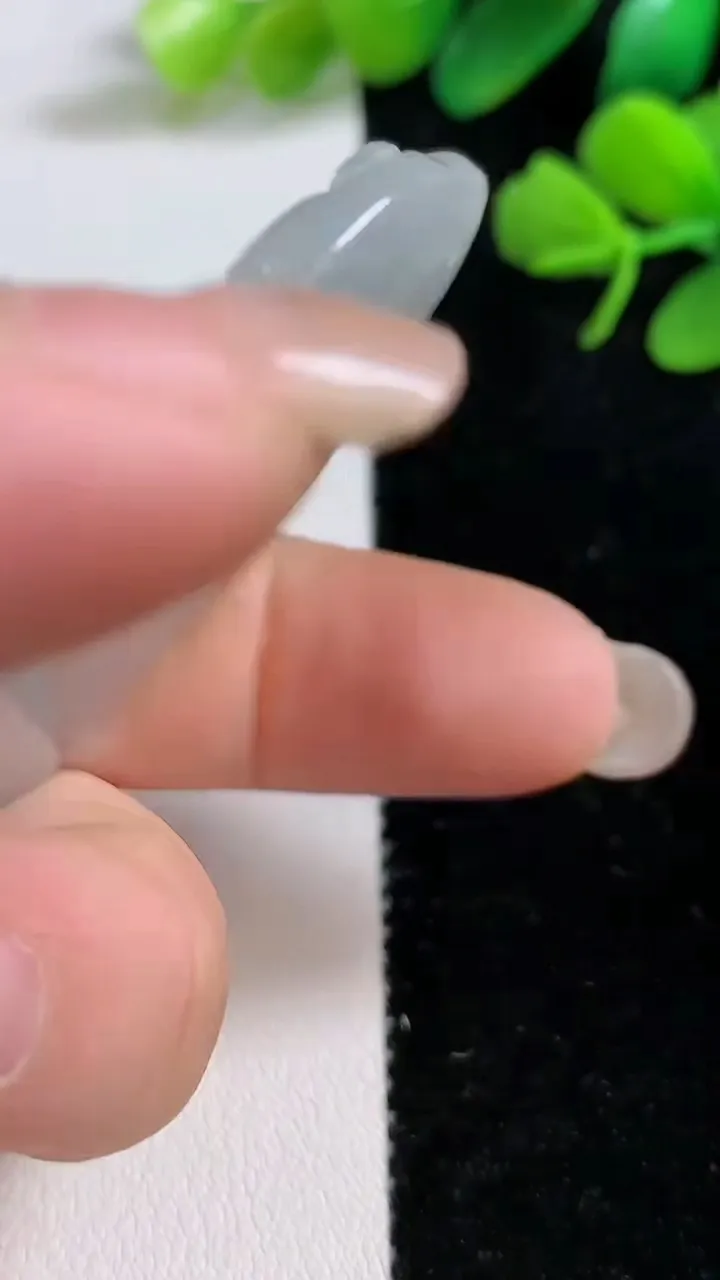 天然A货翡翠白冰大势至观音菩萨吊坠，尺寸61.4-38.8-5.9，重:26.48g
9月3日