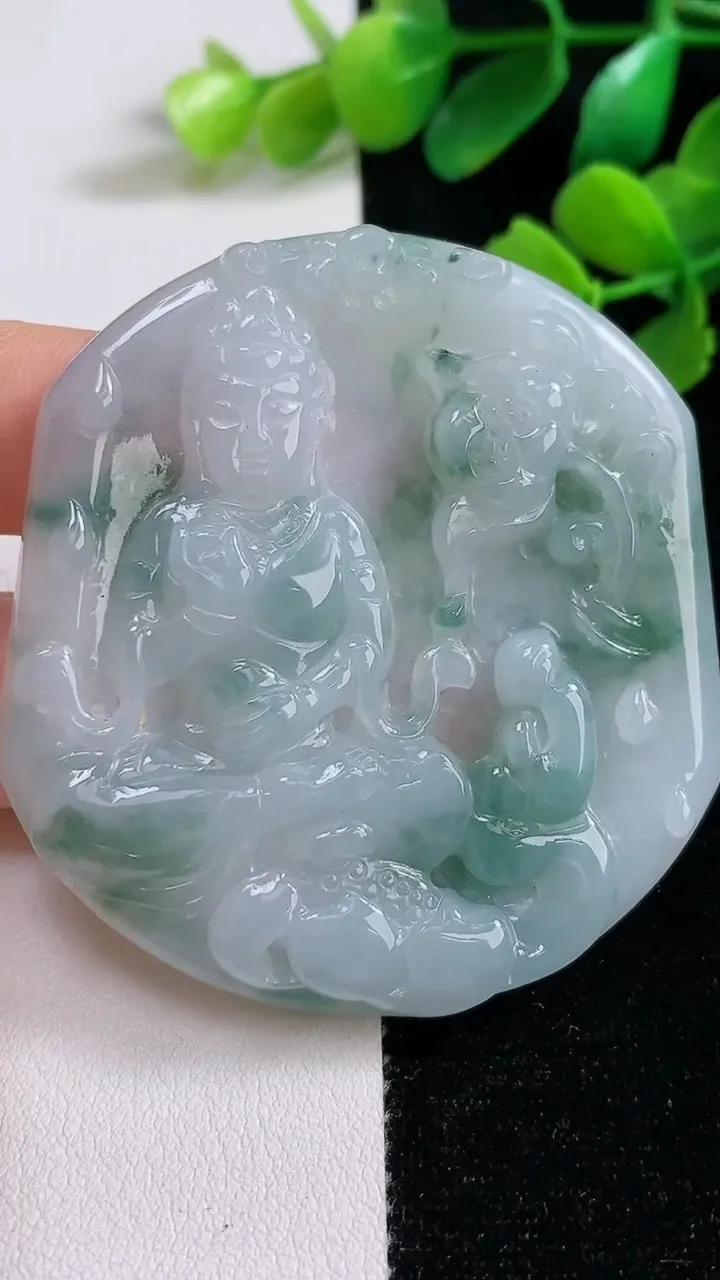天然A货翡翠冰种飘花观音菩萨吊坠，尺寸56.7-53-6，重:32.67g
9月3日