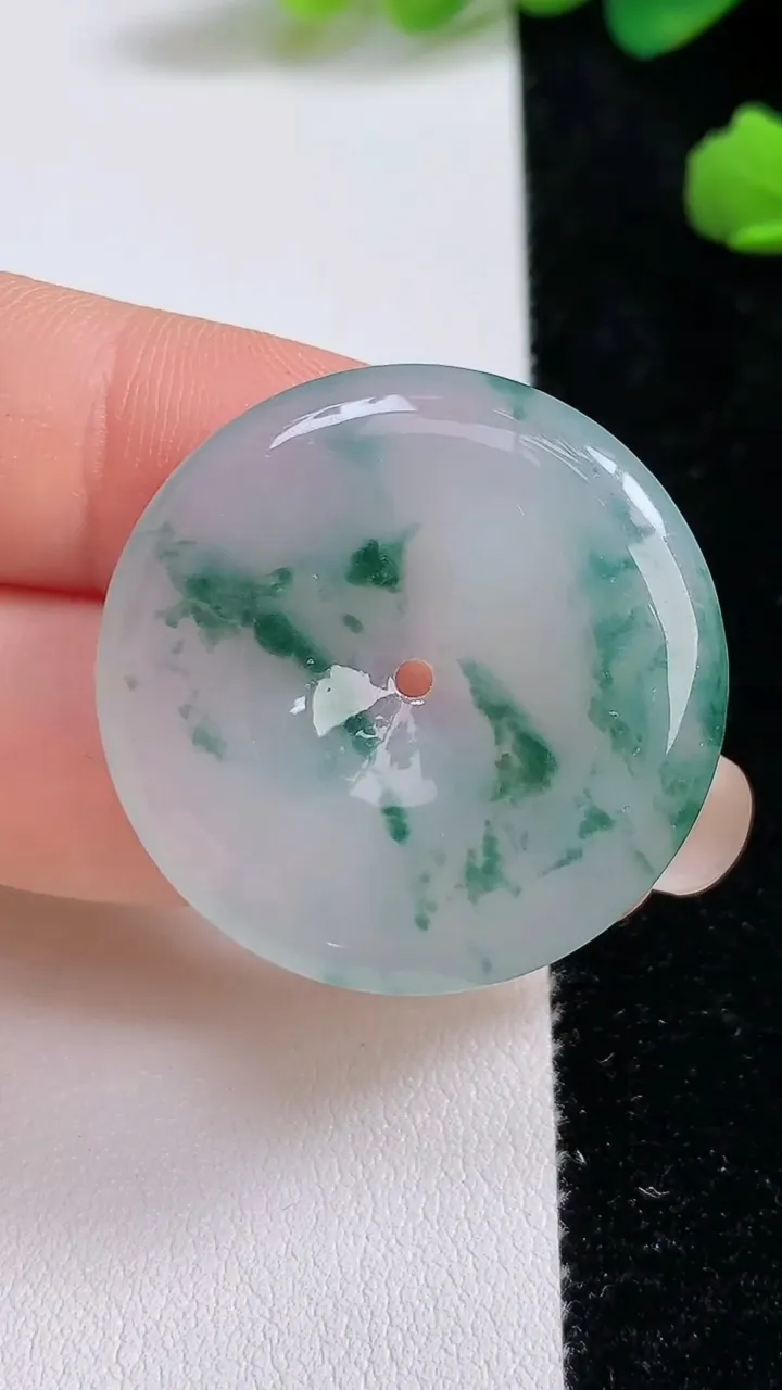 天然A货翡翠冰种飘花平安扣吊坠，尺寸30.5-4.8，重:9.20g
9月3日
