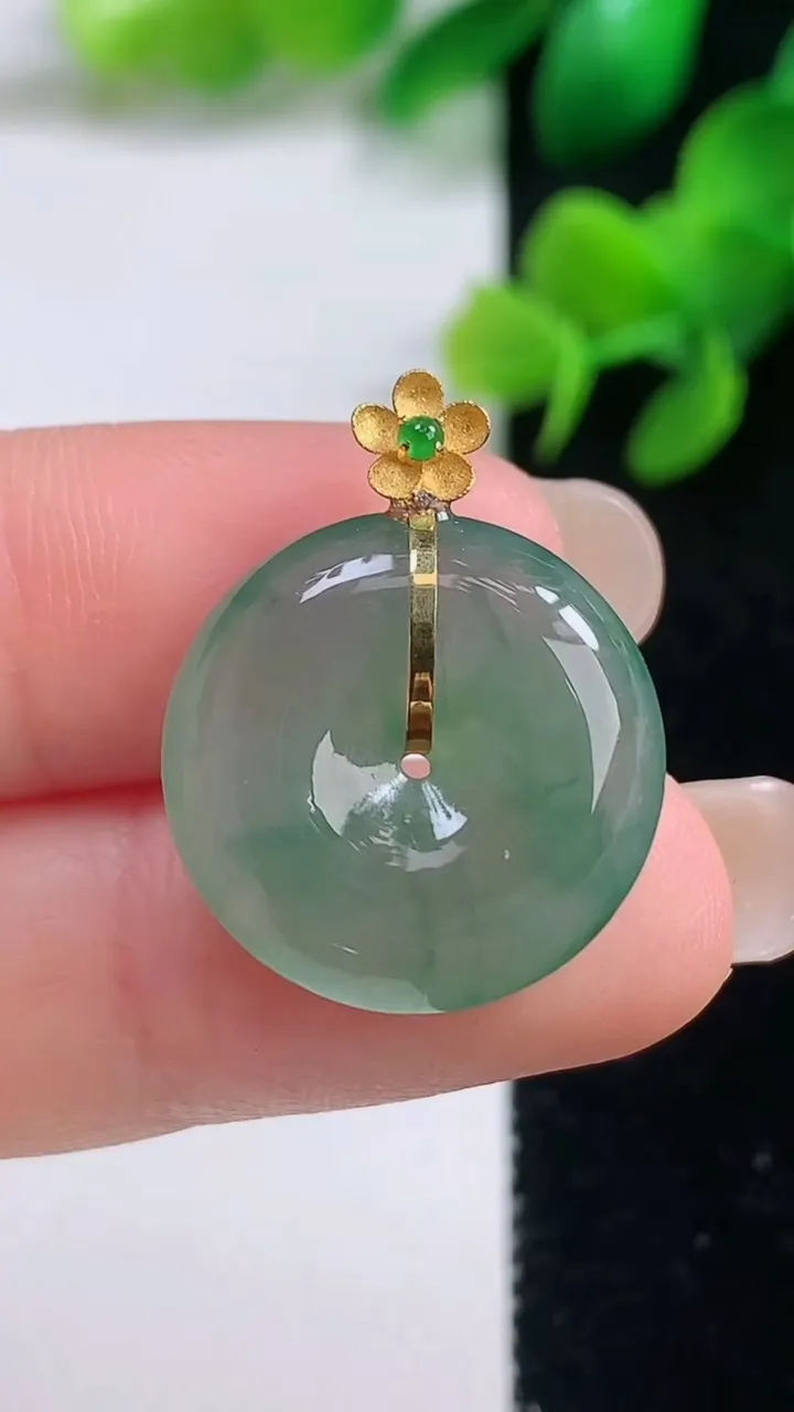 天然A货翡翠平安扣吊坠，尺寸19.3-5.5，重量:4.52g
9月3日