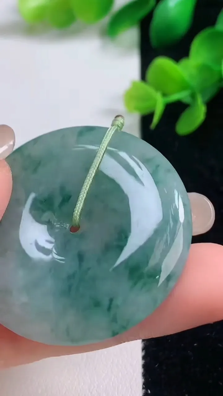 天然A货翡翠冰种飘花平安扣吊坠，尺寸40.4-5.6，重量:20.85g
9月3日