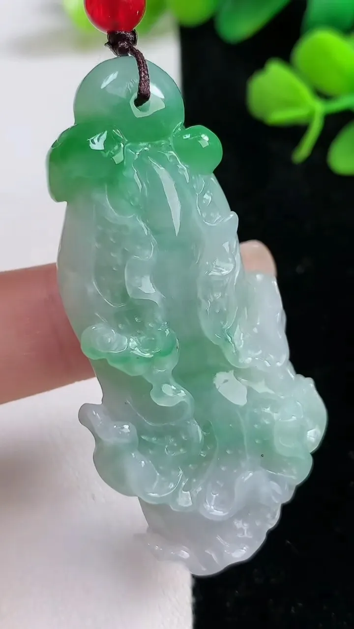 天然A货翡翠白菜吊坠，尺寸53.2-25.4-9，重:21.42g
9月3日