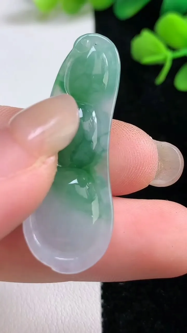 天然A货翡翠福豆吊坠，尺寸40-15-5.4，重:5.07g
9月3日