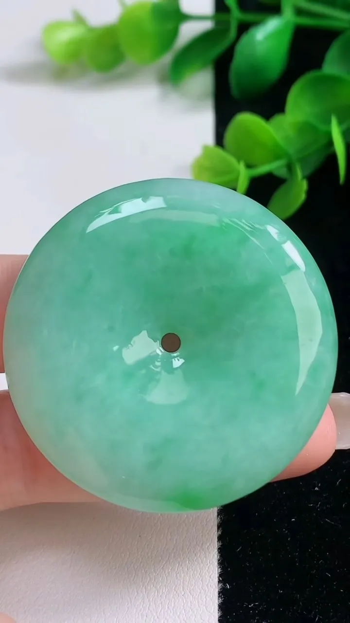 天然A货翡翠平安扣吊坠，尺寸44-7，重量:29.75g
9月3日