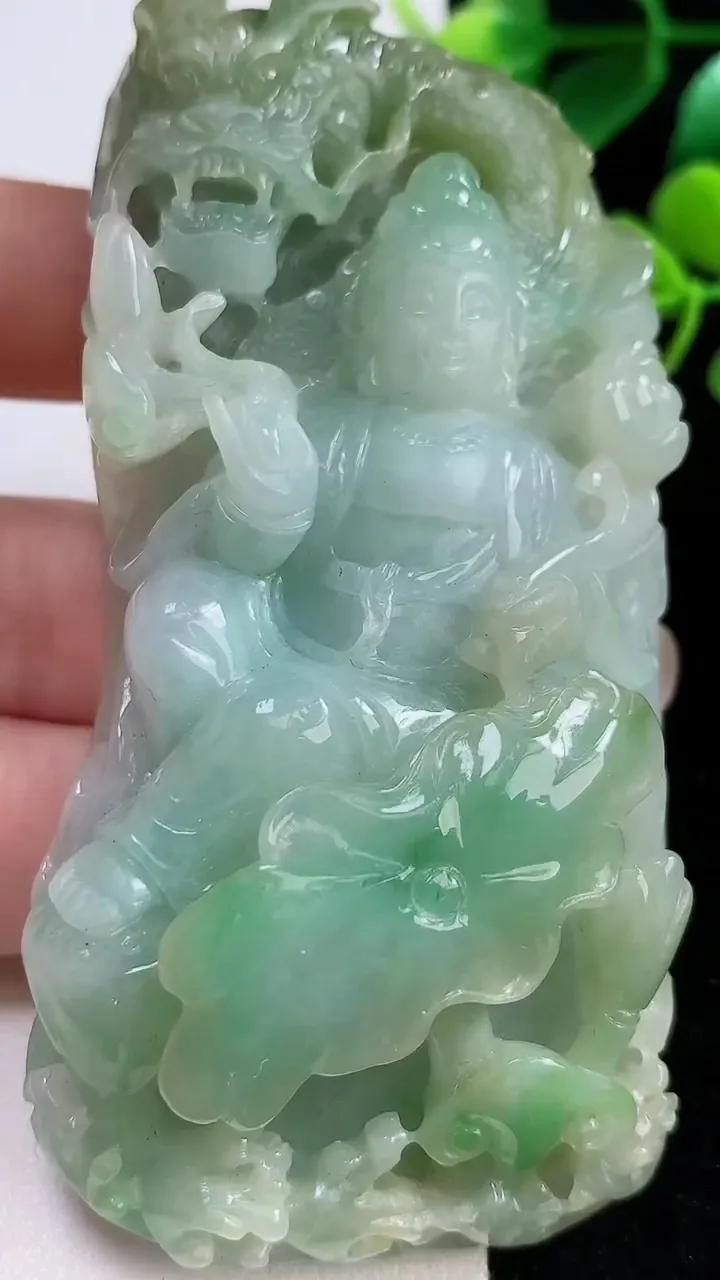 天然A货翡翠祥龙大势至观音菩萨吊坠，尺寸86-42-19，重:115.29g
9月3日