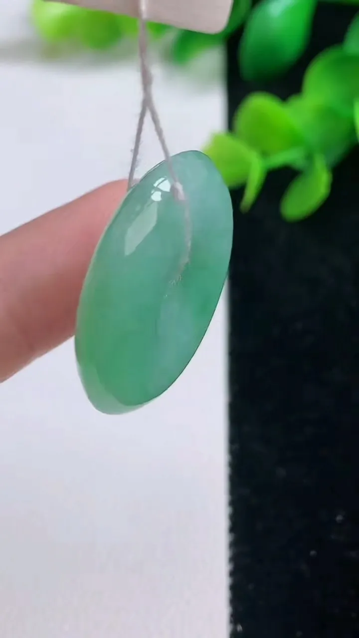 天然A货翡翠平安扣吊坠，尺寸26-5.6，重量:8.60g
9月3日