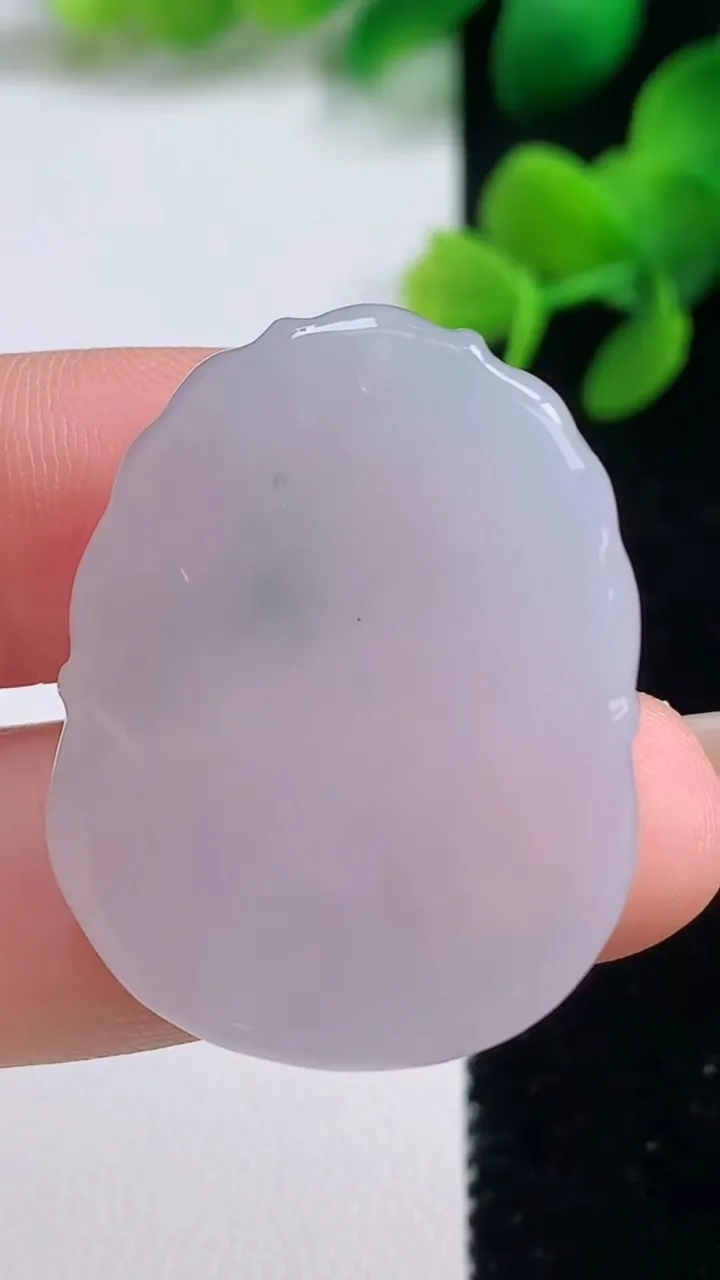 天然A货翡翠冰种飘花生肖马吊坠，尺寸33-25.5-5.4，重量:10.00g
9月3日