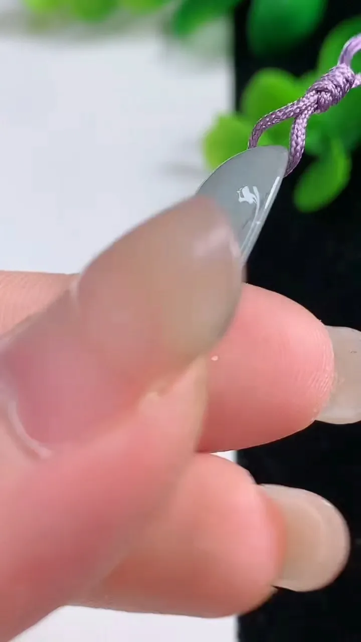 天然A货翡翠福豆吊坠，尺寸37-15-5.2，重量:4.96g
9月3日