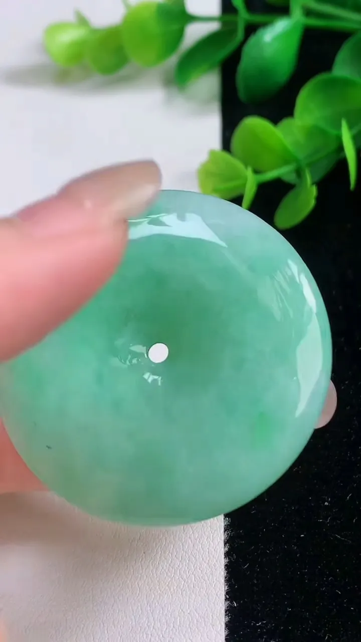 天然A货翡翠平安扣吊坠，尺寸44-7，重量:29.75g
9月3日