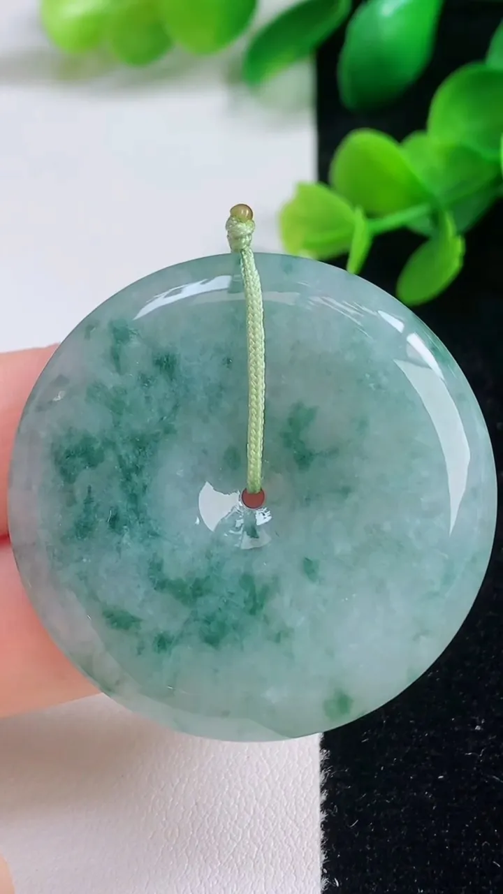 天然A货翡翠冰种飘花平安扣吊坠，尺寸40.4-5.6，重量:20.85g
9月3日