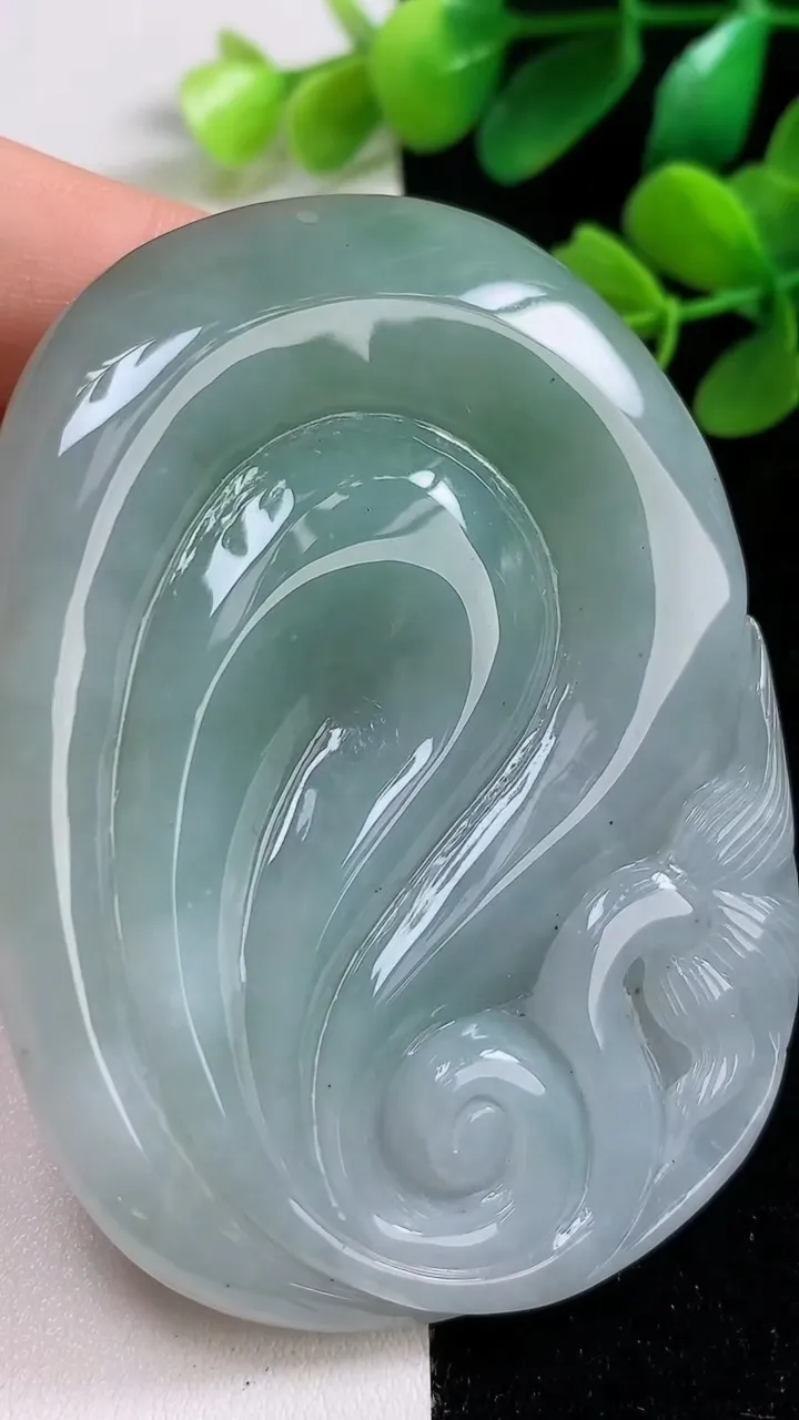 天然A货翡翠龙牌吊坠，尺寸68-50-14，重:77.18g
9月3日