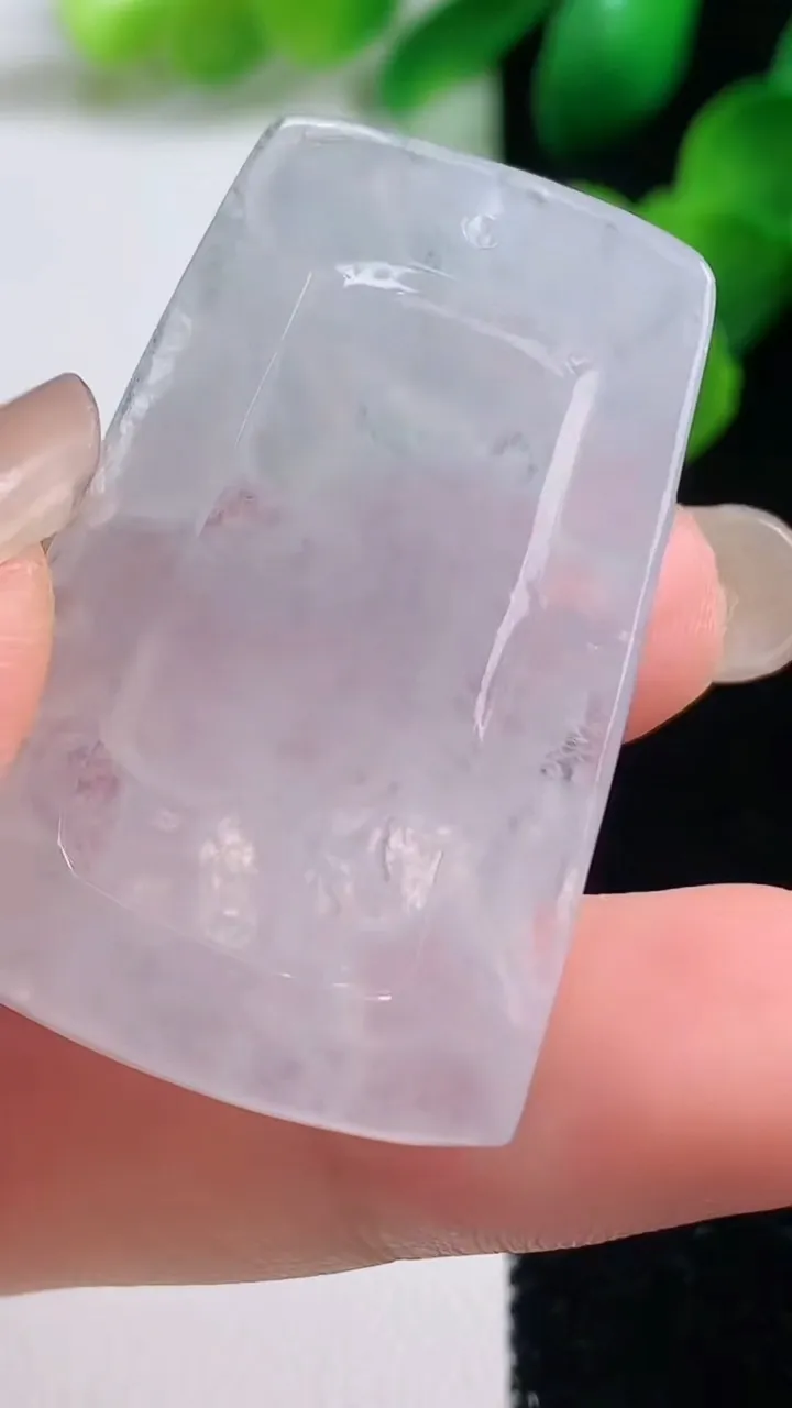 天然A货翡翠生肖马吊坠，尺寸39.8-26.2-4，重量:11.58g
9月3日