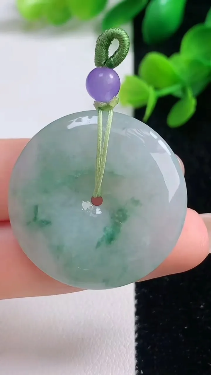 天然A货翡翠冰种飘花平安扣吊坠，尺寸32.7-5，重量:12.41g
9月3日