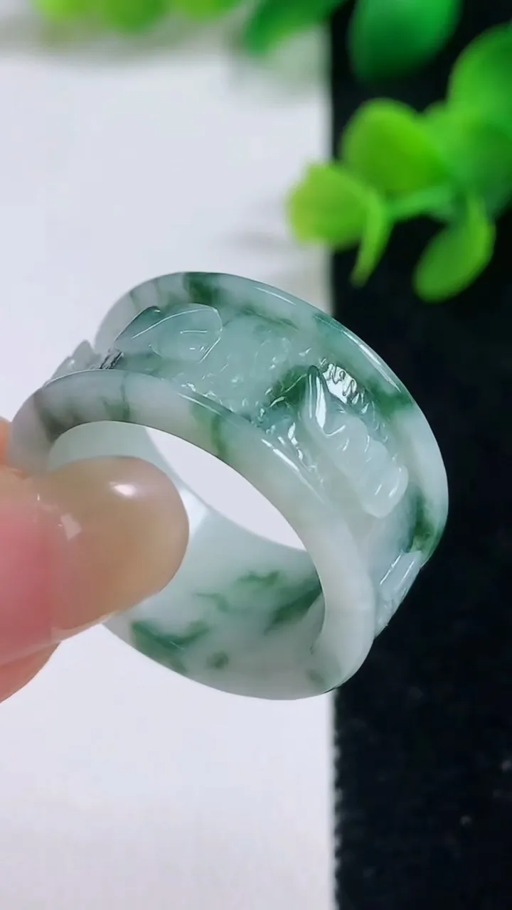 天然A货翡翠冰种飘花六字真言指环扳指，尺寸20.4-11.3-2.6，重量:6.25g2025年9月3日
工厂直销收藏佳品,种好水足，色泽均匀，有种有色，上手高大气！