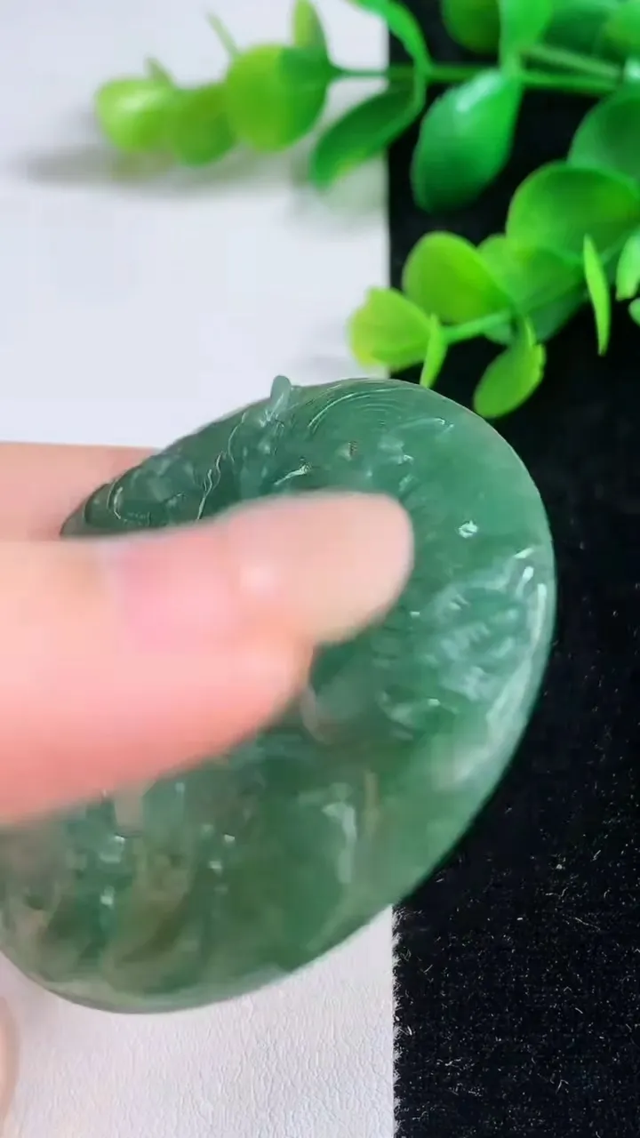 天然A货翡翠龙牌吊坠，尺寸54-5.4，重量:31.58g
9月3日