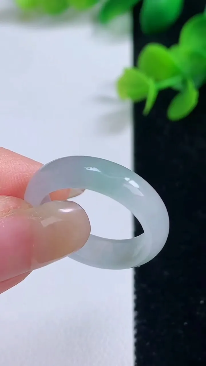 天然A货翡翠指环戒指，尺寸18.8-5-2.3，重量:3.18g2025年9月3日
工厂直销收藏佳品,种好水足，色泽均匀，有种有色，上手高大气！