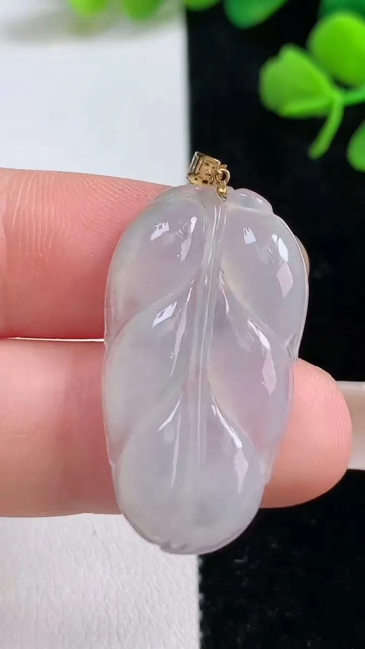 天然A货翡翠种白冰金枝玉叶 叶子吊坠，尺寸35-16.9-3.3，重:3.55g
9月3日