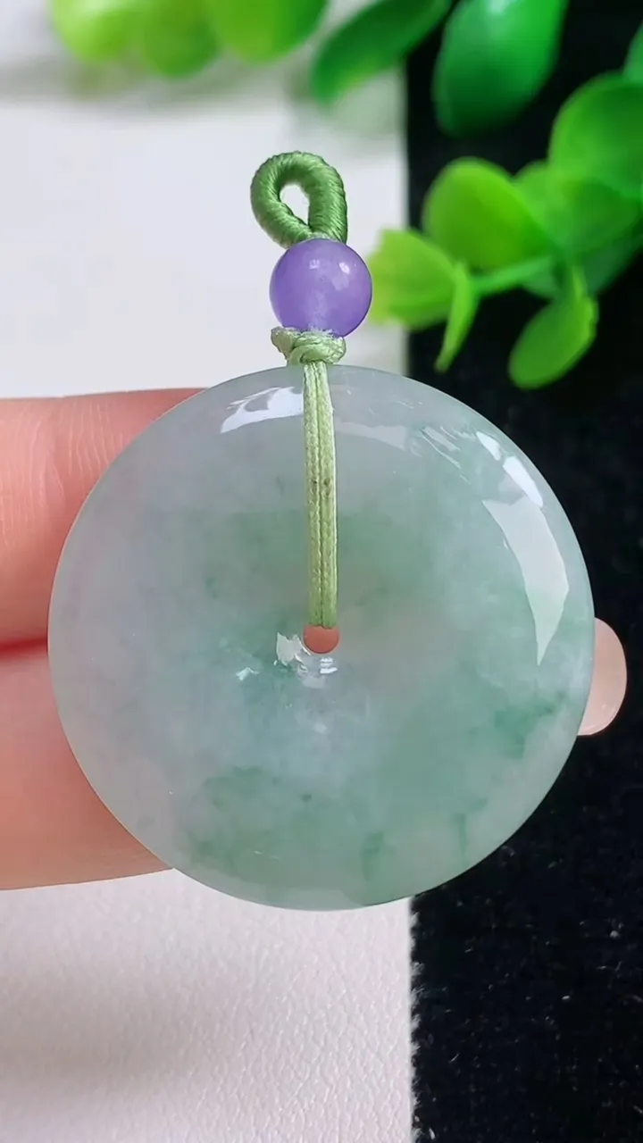 天然A货翡翠冰种飘花平安扣吊坠，尺寸32.7-5，重量:12.41g
9月3日