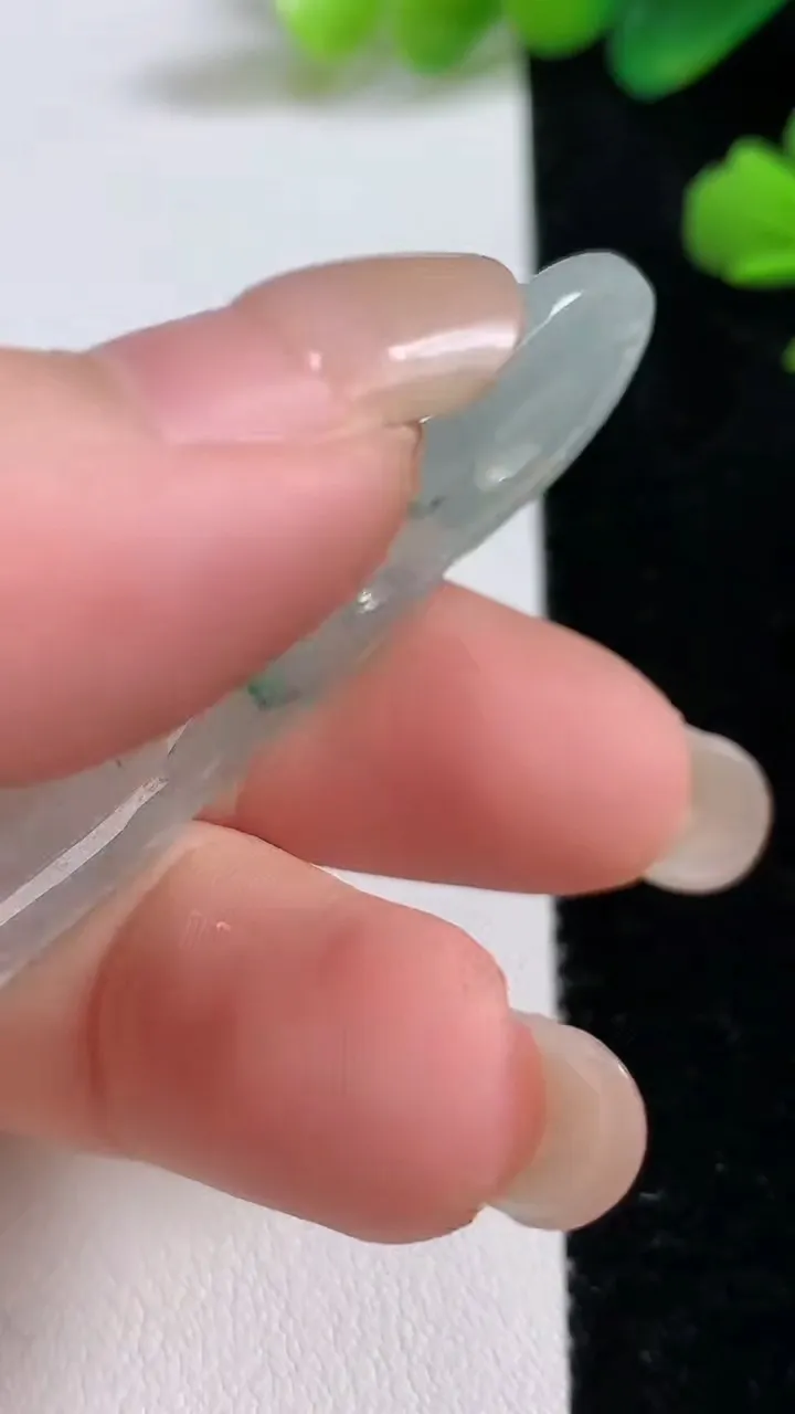 天然A货翡翠冰种飘花阿尼陀佛吊坠，尺寸35-22-6.5，重:16.95g
9月3日