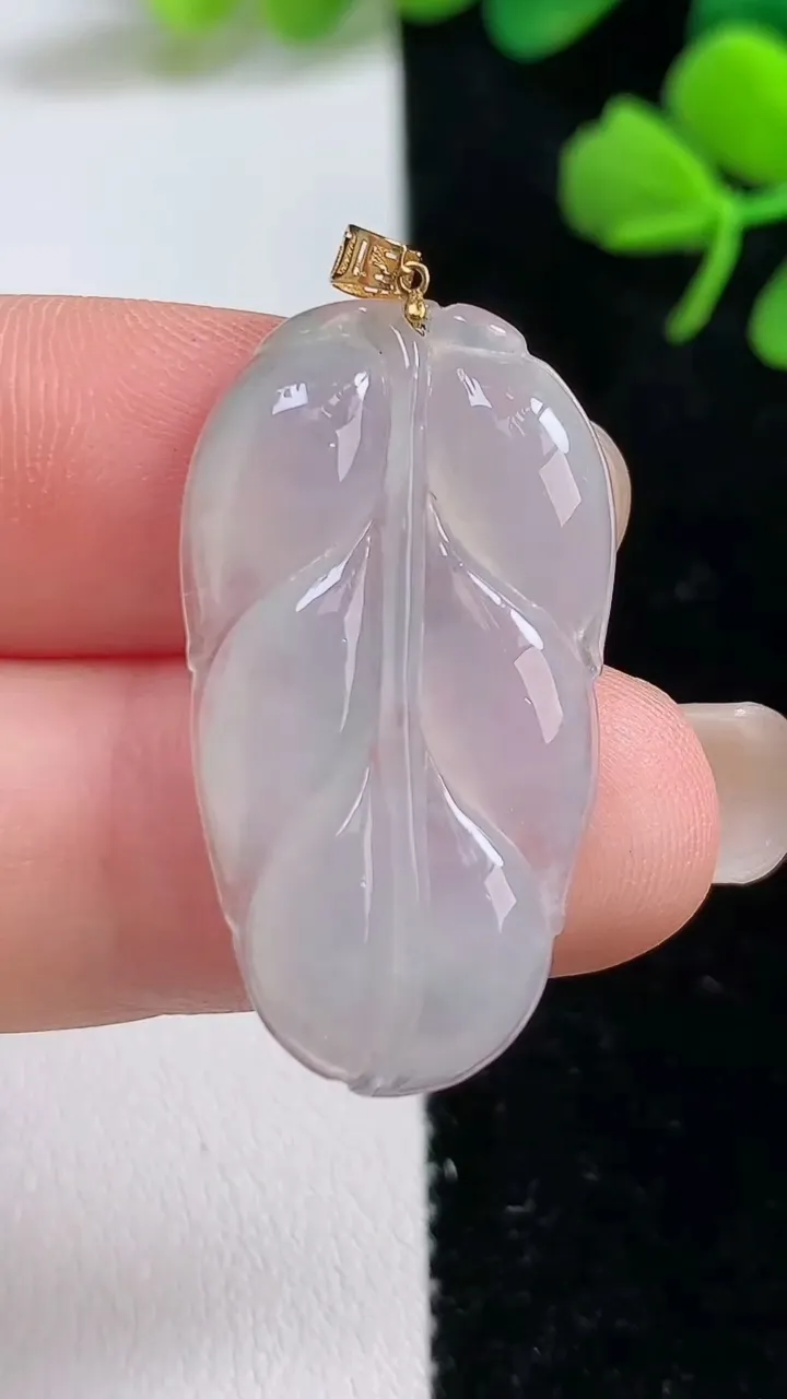 天然A货翡翠种白冰金枝玉叶 叶子吊坠，尺寸35-16.9-3.3，重:3.55g
9月3日