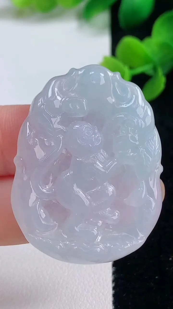 天然A货翡翠生肖猴吊坠，尺寸41-31-5.2，重量:14.36g
9月3日