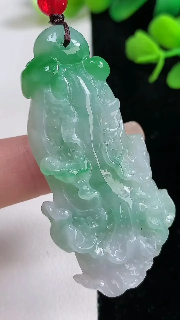 天然A货翡翠白菜吊坠，尺寸53.2-25.4-9，重:21.42g
9月3日