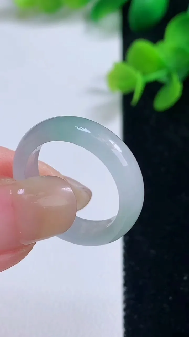 天然A货翡翠指环戒指，尺寸18.8-5-2.3，重量:3.18g2025年9月3日
工厂直销收藏佳品