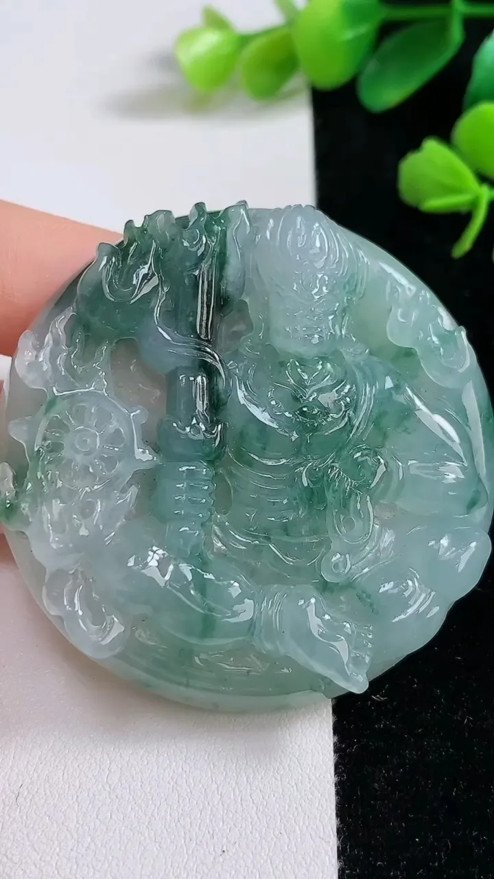天然A货翡翠种飘花不动明王吊坠，尺寸53-11.2，重:58.20g
9月3日