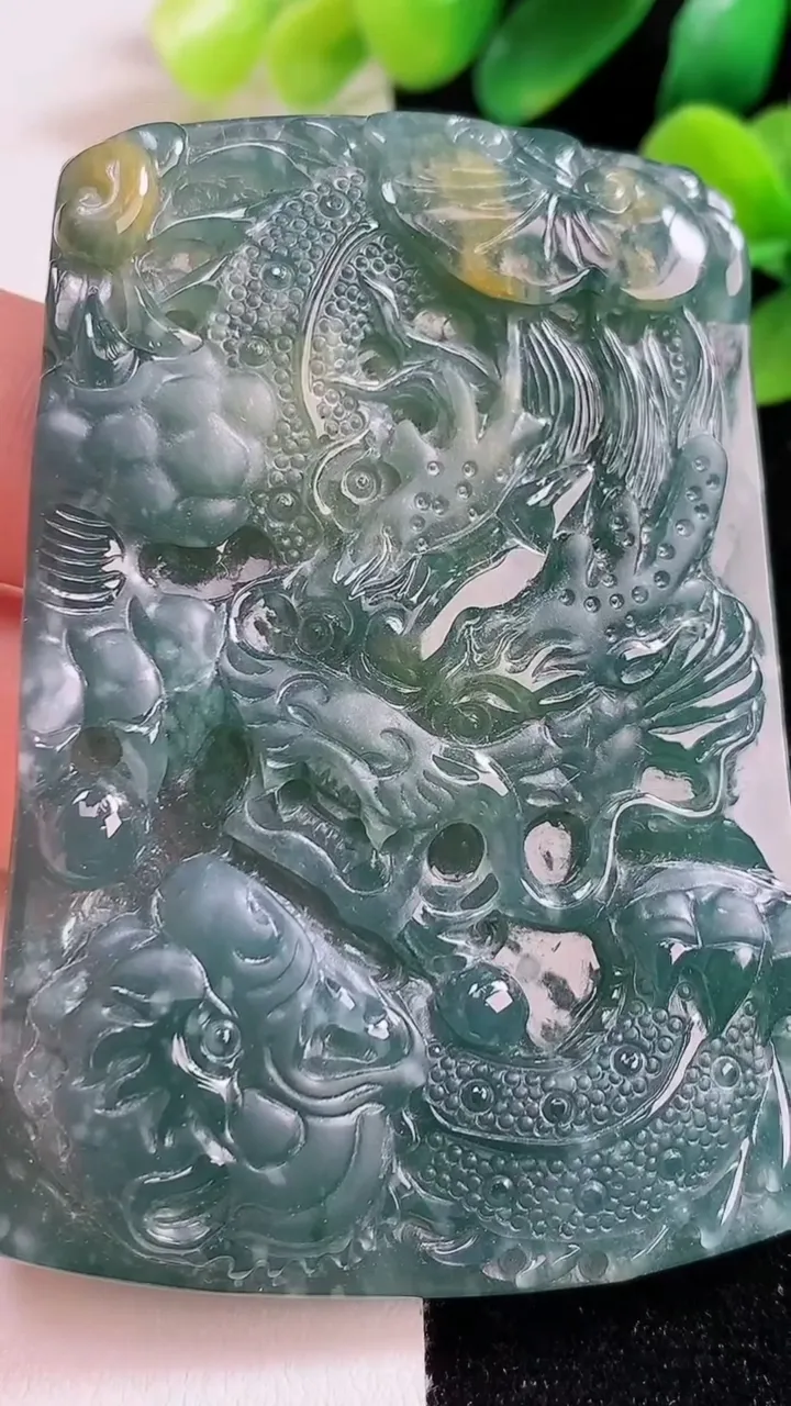 天然A货翡翠蓝水双彩龙牌吊坠，尺寸56-46-9，重:61.46g
9月3日