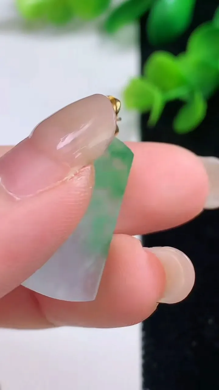 天然A货翡翠无事牌吊坠，尺寸23.8-13.8-2，重量:2.27g
9月3日