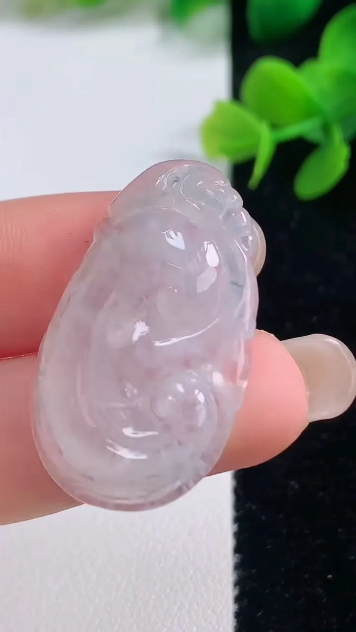 天然A货翡翠如意吊坠，尺寸32.5-20-5.3，重量:5.64g
9月3日
