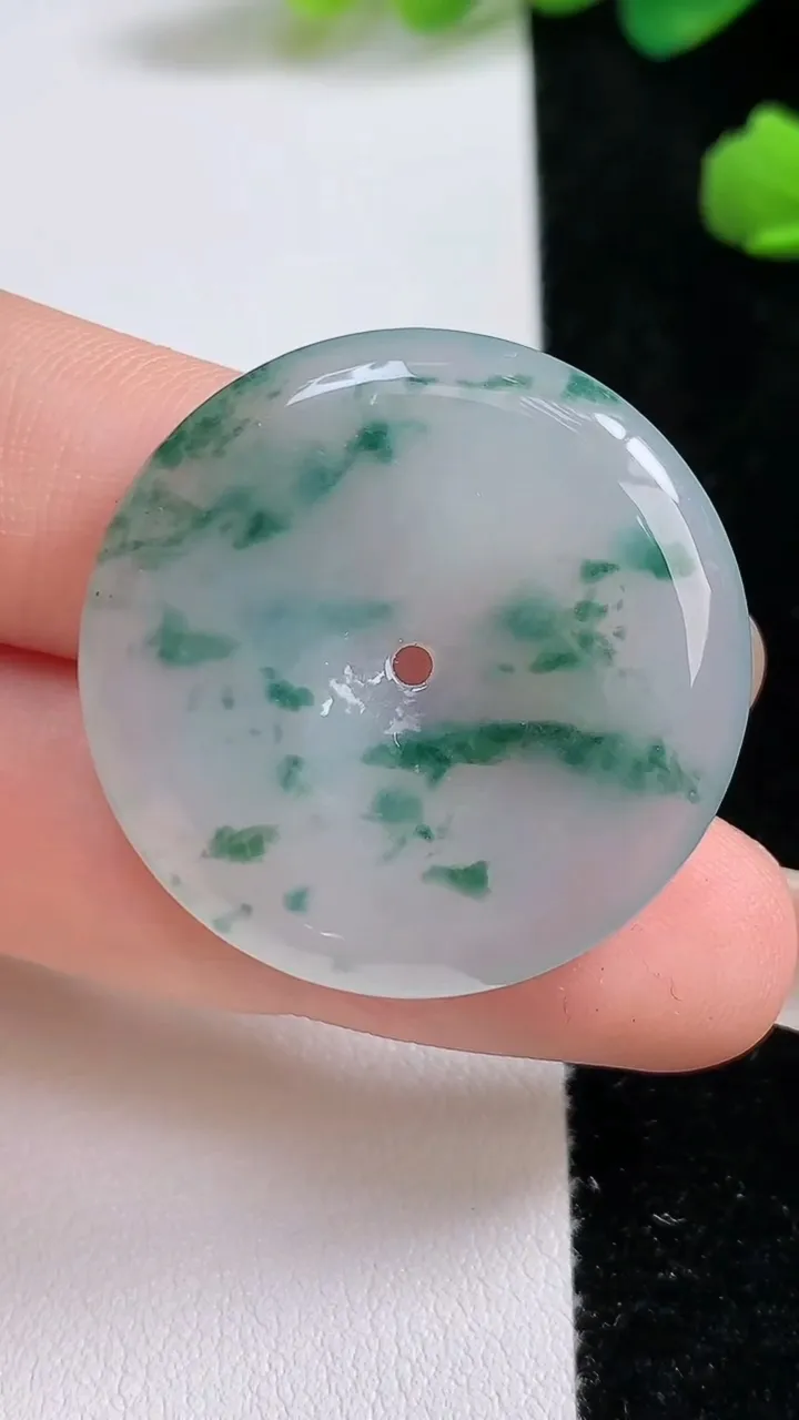 天然A货翡翠冰种飘花平安扣吊坠，尺寸30.5-4.8，重:9.20g
9月3日