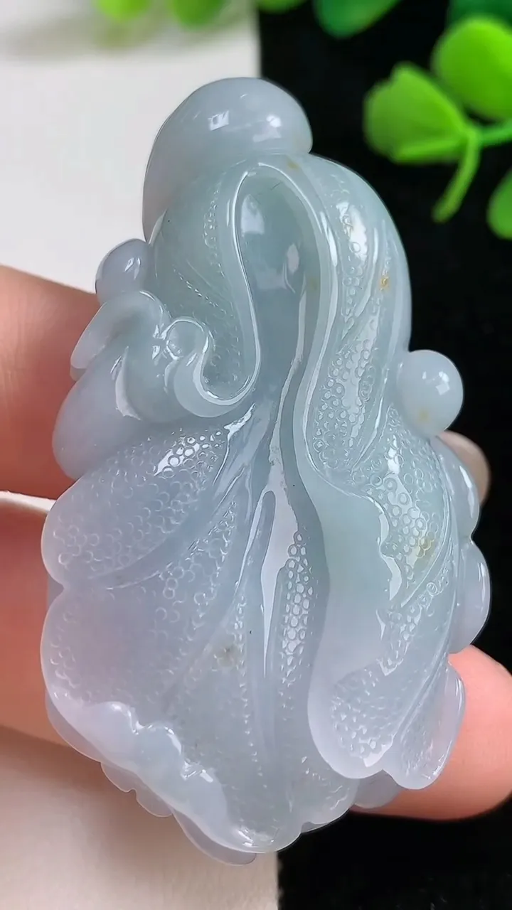 天然A货翡翠白菜吊坠，尺寸55.5-30.6-10.8，重:33.68g
9月3日