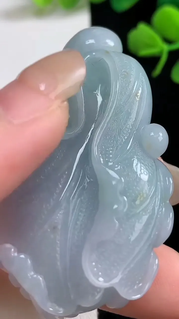 天然A货翡翠白菜吊坠，尺寸55.5-30.6-10.8，重:33.68g
9月3日