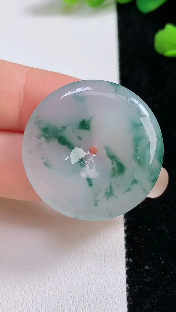 天然A货翡翠冰种飘花平安扣吊坠，尺寸30.5-4.8，重:9.20g
9月3日