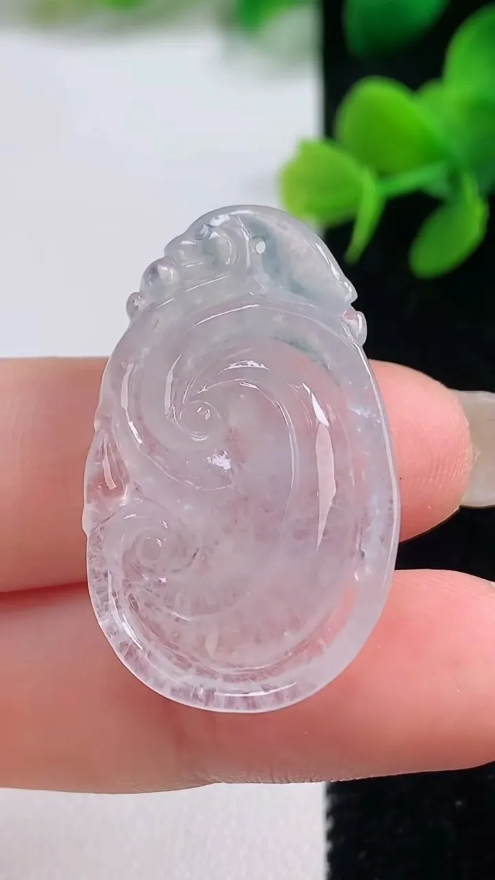 天然A货翡翠如意吊坠，尺寸32.5-20-5.3，重量:5.64g
9月3日