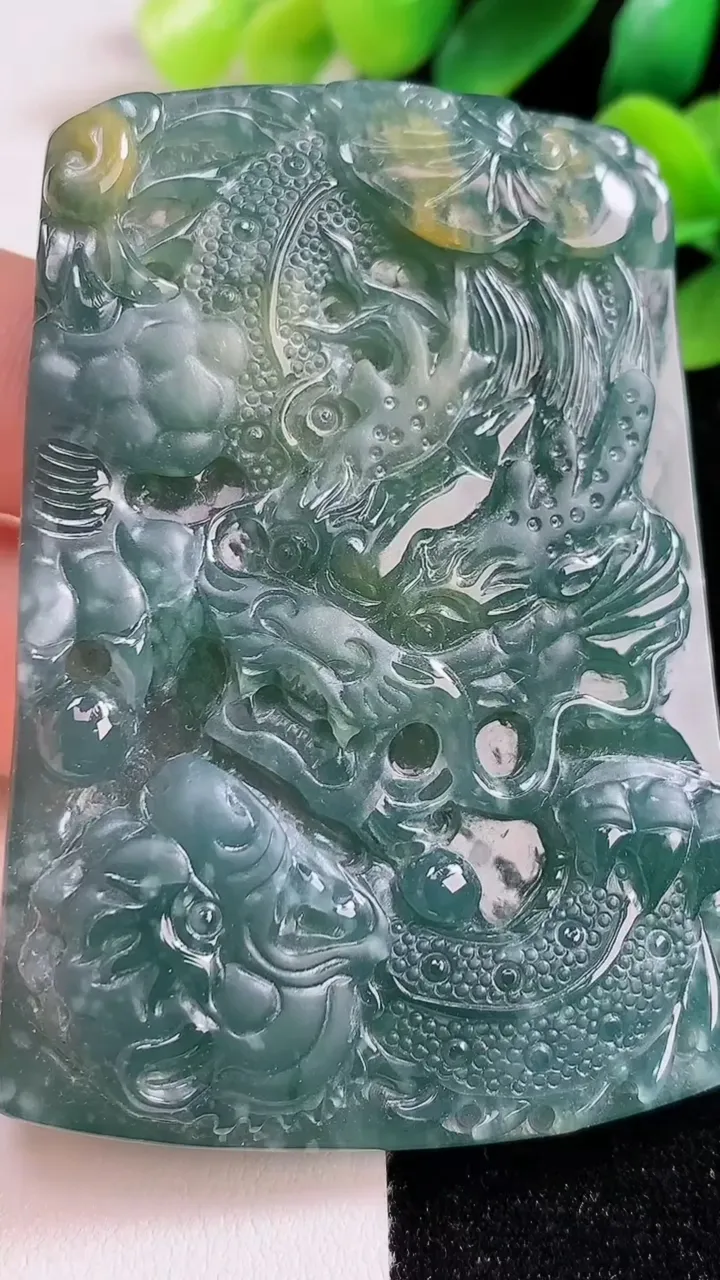 天然A货翡翠蓝水双彩龙牌吊坠，尺寸56-46-9，重:61.46g
9月3日