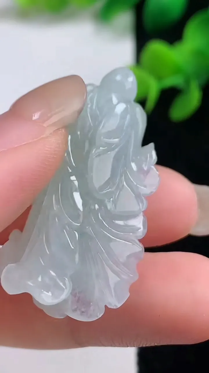 天然A货翡翠白菜吊坠，尺寸38.3-17.5-13，重量:11.59g
9月3日