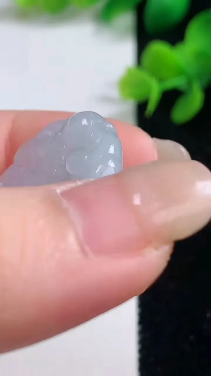 天然A货翡翠冰种飘花生肖马吊坠，尺寸33-25.5-5.4，重量:10.00g
9月3日