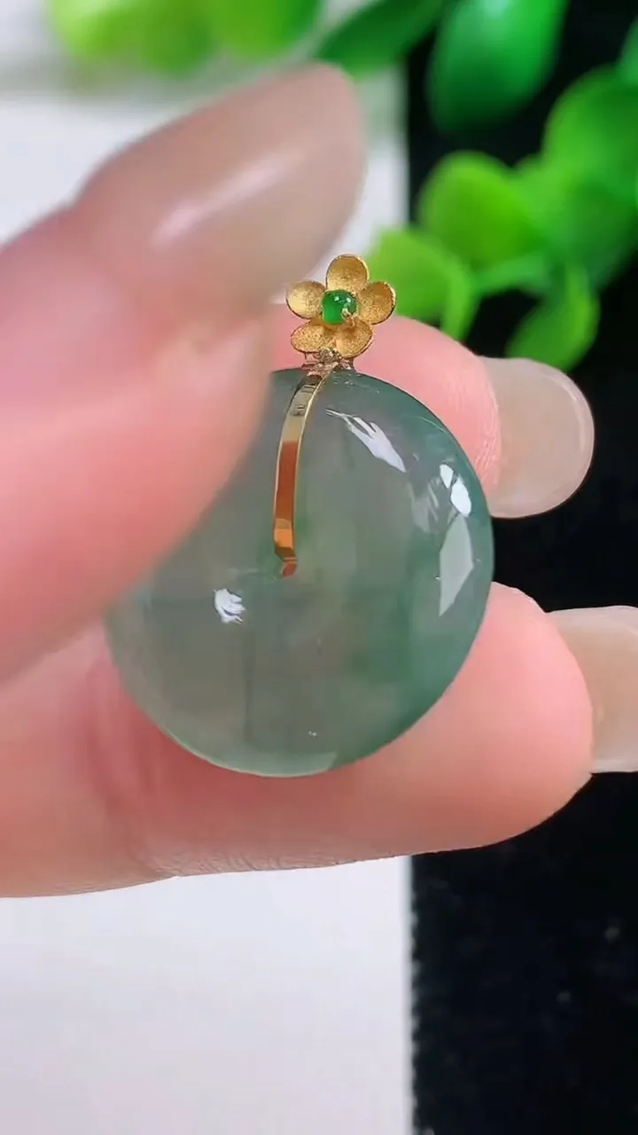 天然A货翡翠平安扣吊坠，尺寸19.3-5.5，重量:4.52g
9月3日