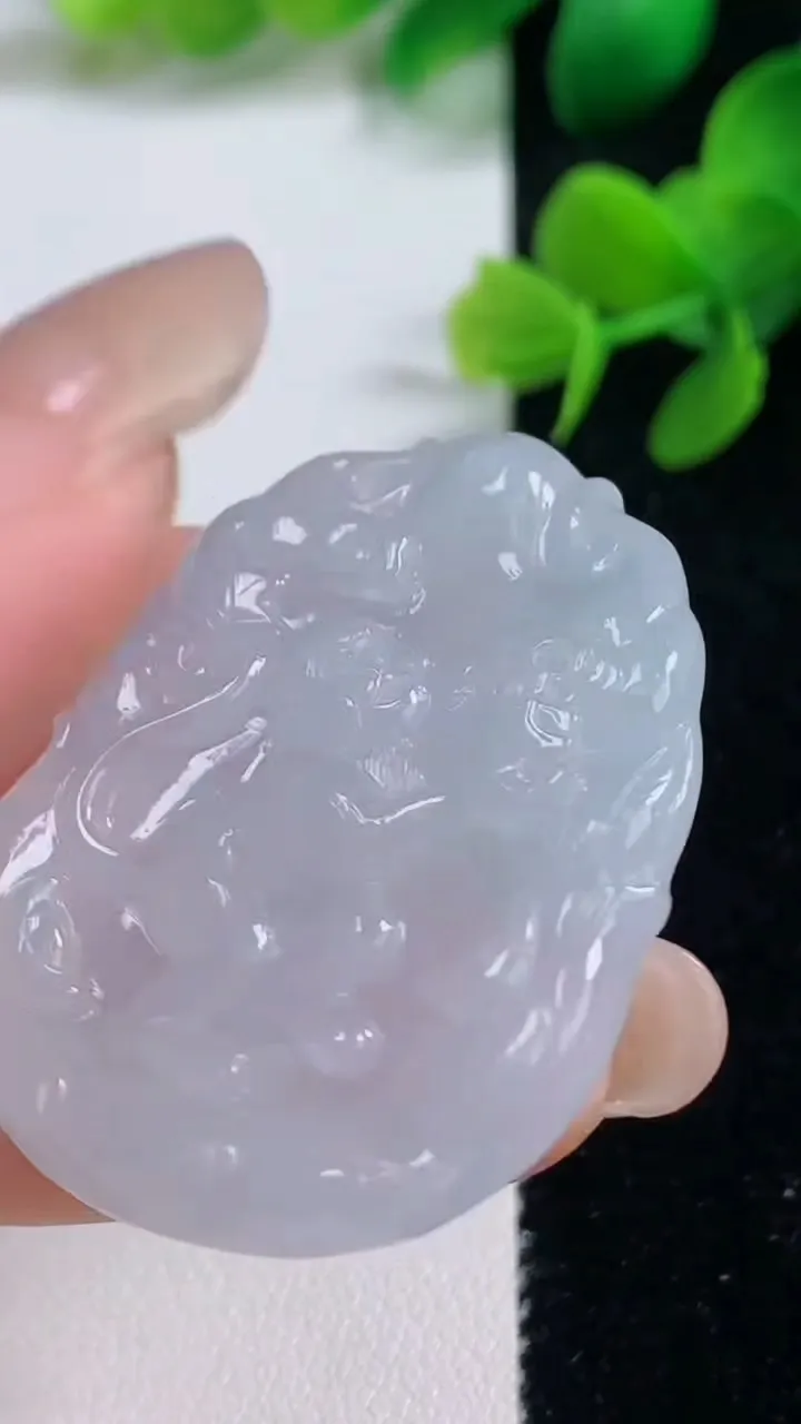 天然A货翡翠生肖猴吊坠，尺寸41-31-5.2，重量:14.36g
9月3日